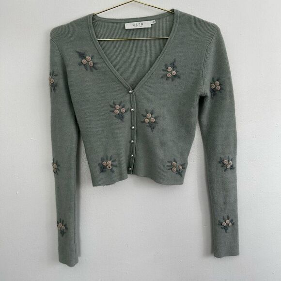 Astr the Label Revolve Jade Green 3D floral Knit Cropped Sweater Size Wool Blend - Picture 3 of 9